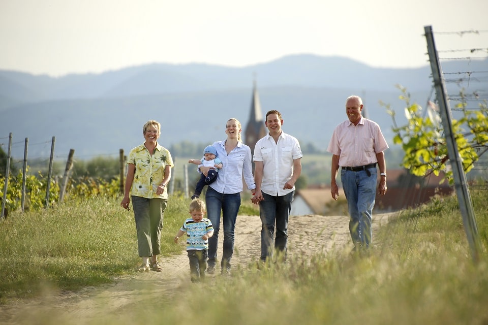 Weingut Langenwalter Familie Langenwalter zwischen Weinreben