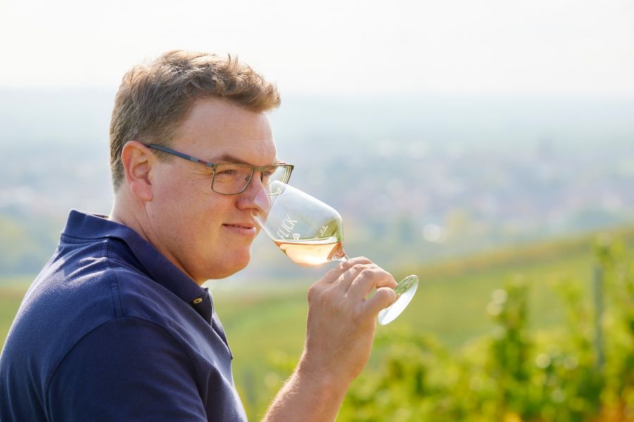 Weingut Flick Alexander Flick mit Ehefrau zwischen Reben