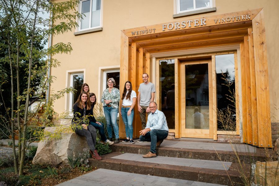 Weingut Axel Bauer zwei lachende Winzer