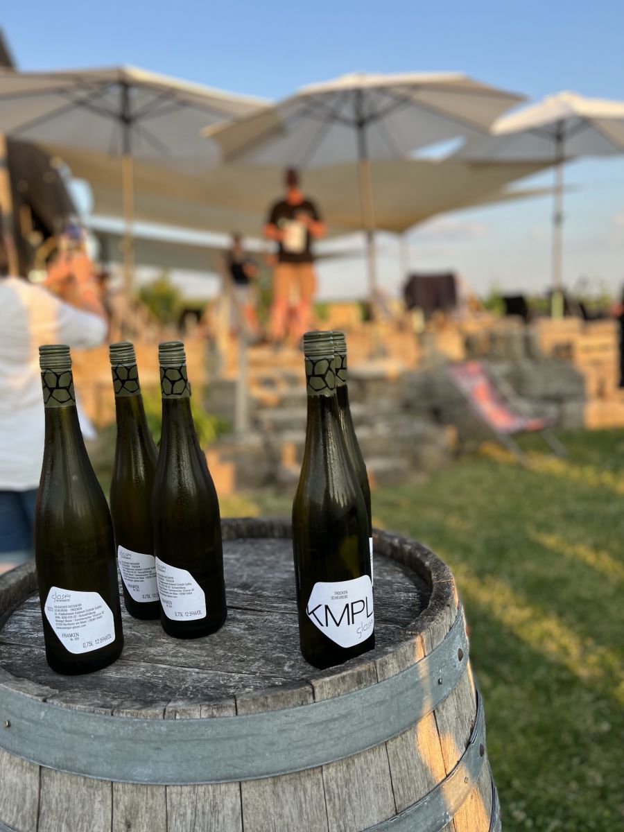 Weingut Axel Bauer Winzer rührt im Weinfass