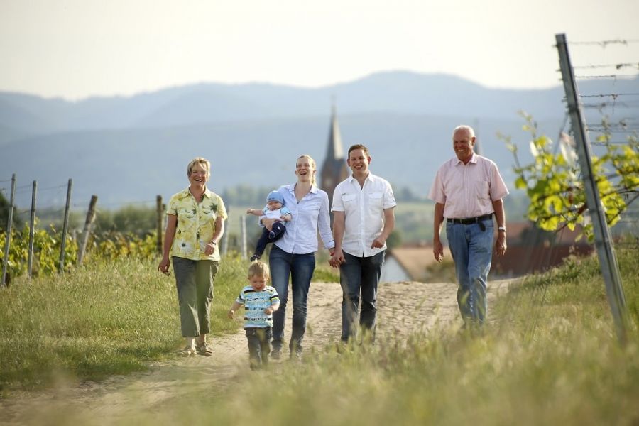 Weingut Langenwalter Familie Langenwalter zwischen Weinreben